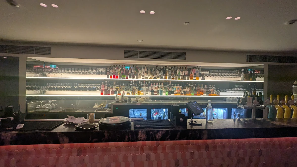 Vibe, Gambino Restaurant & Rooftop