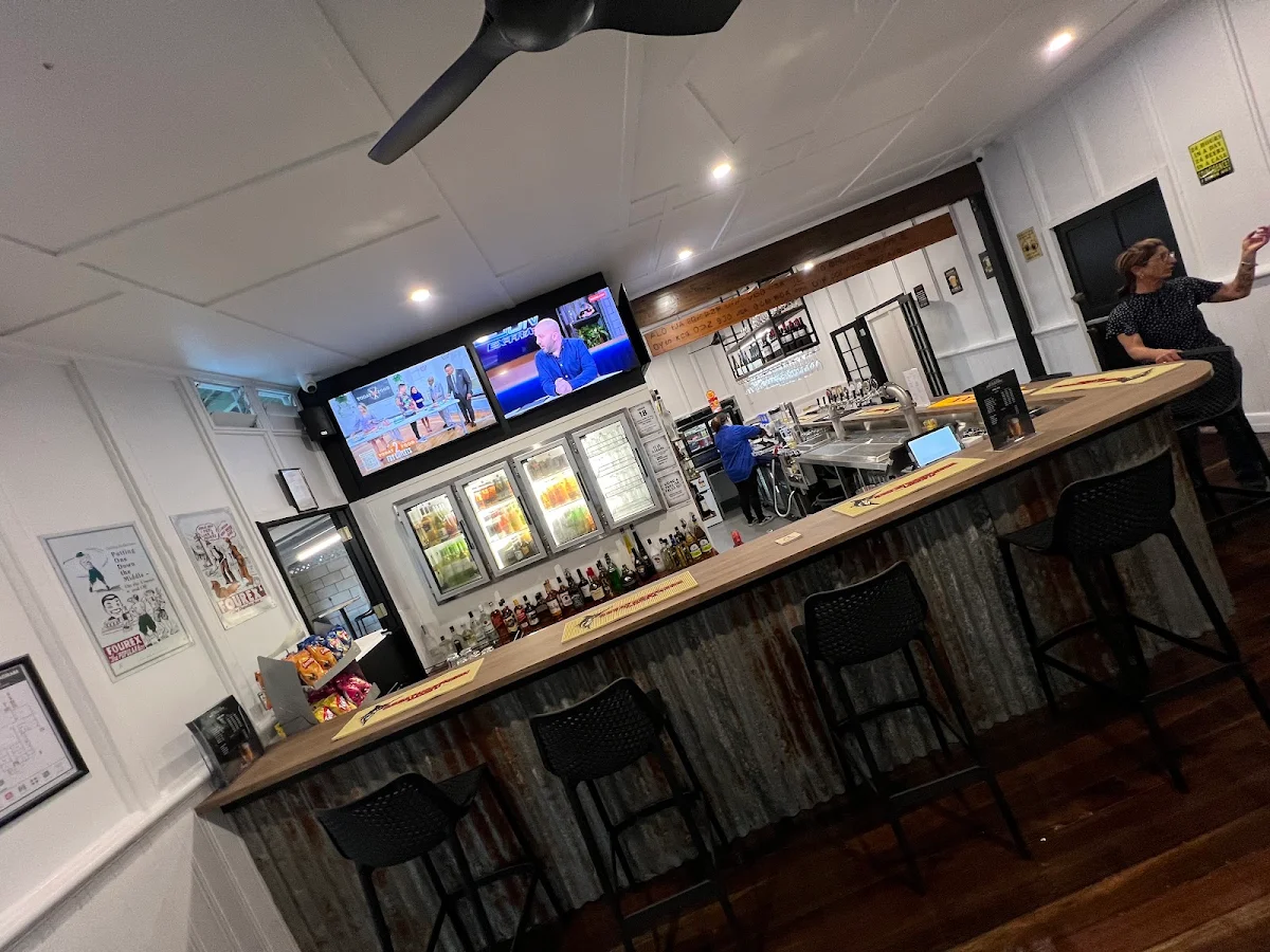 Vibe, Woolooga Hotel