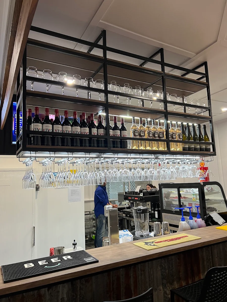 Vibe, Woolooga Hotel