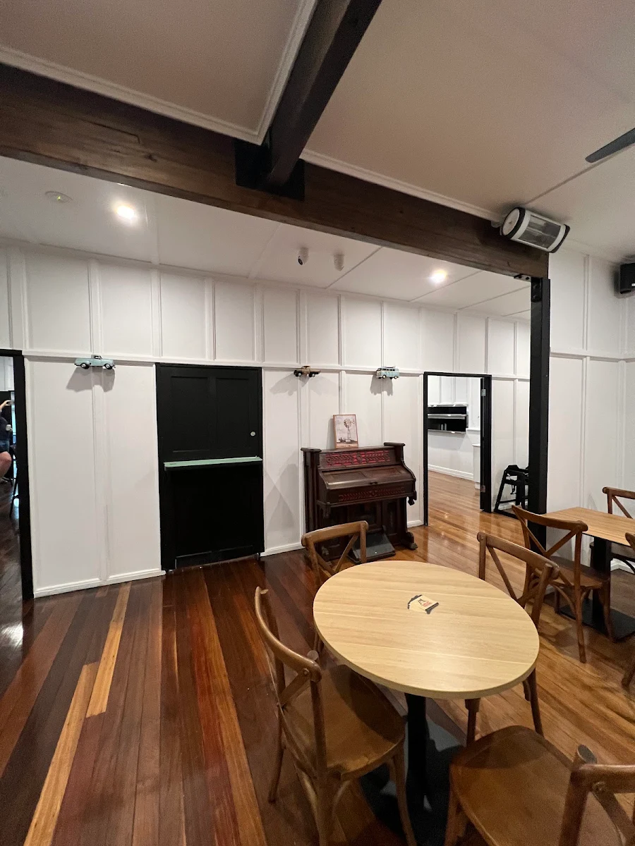 Vibe, Woolooga Hotel