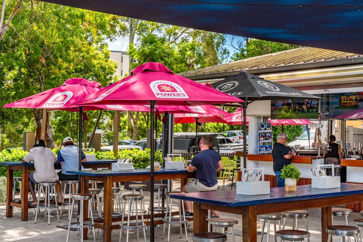 Vibe, Crosby's Bar & Grill