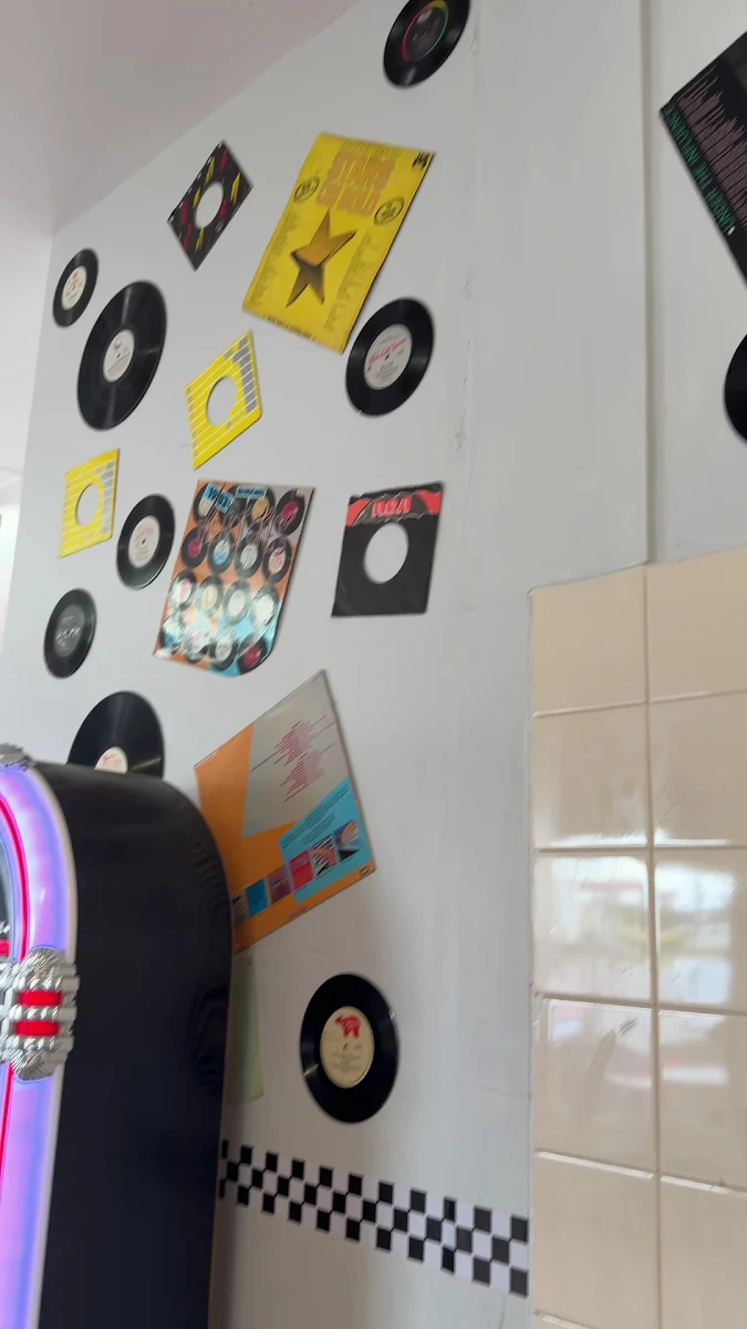 Vibe, TJ's Diner