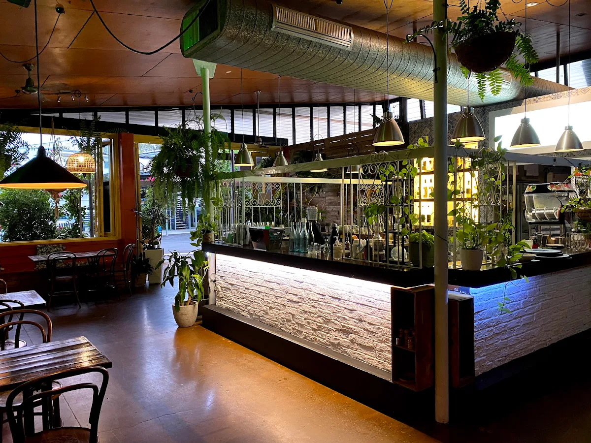 Vibe, Lola's Mexican Cantina