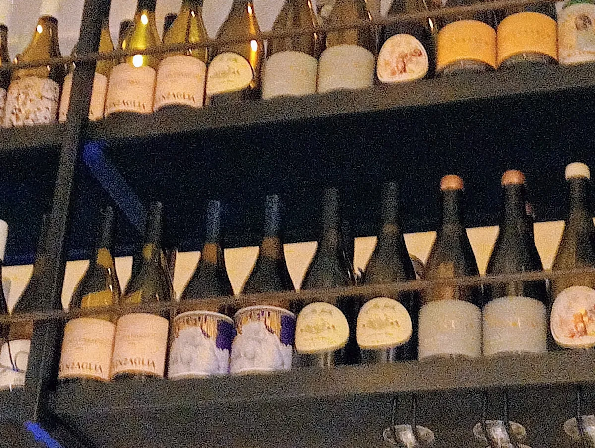 Vibe, Roy's Restobar