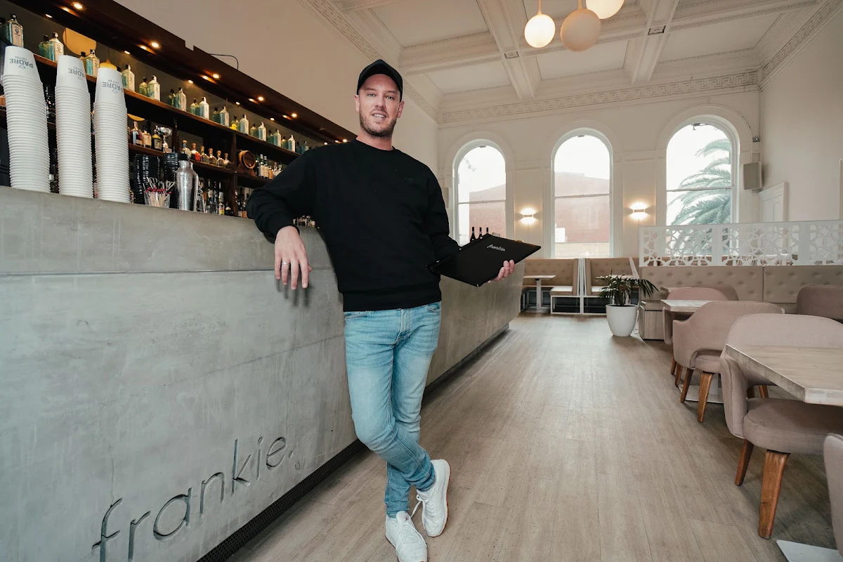 Vibe, frankie. Bar & Eatery