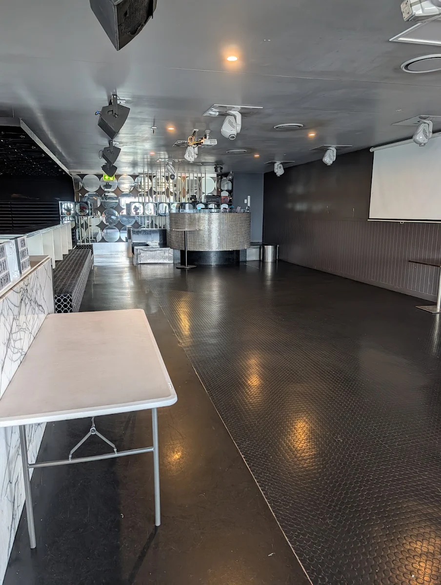 Vibe, Australian National Hotel