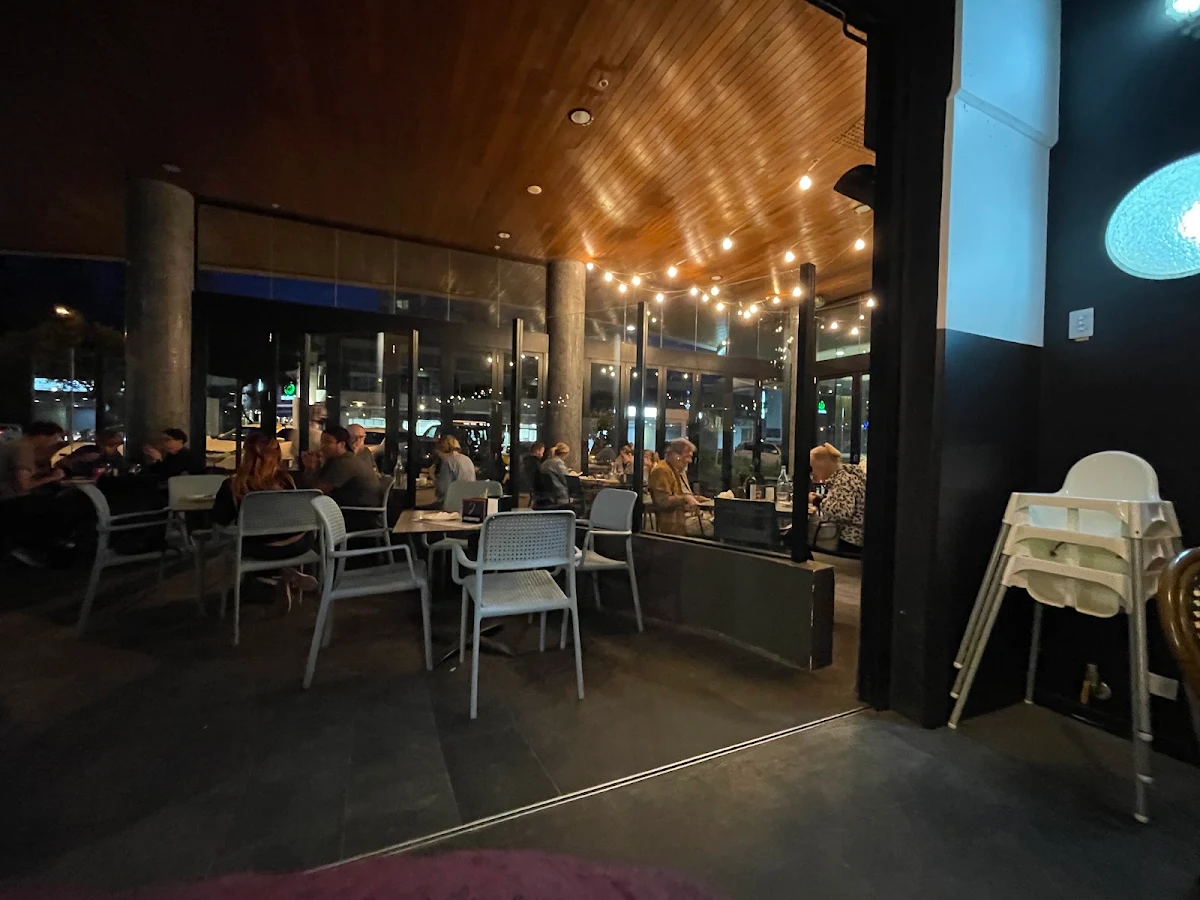 Vibe, Earth 'n' Sea Pizza