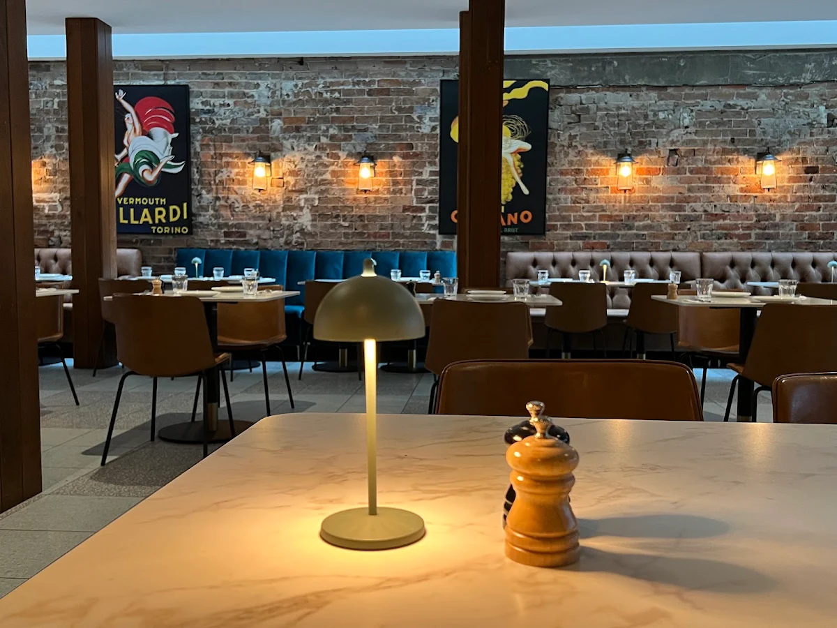Vibe, UNICA Dining