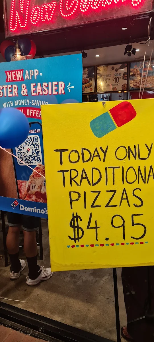 Menu, Domino's Pizza Hollywood Plaza