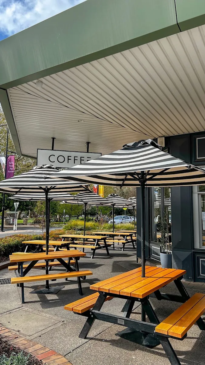 Vibe, Paulie's Corner Cafe