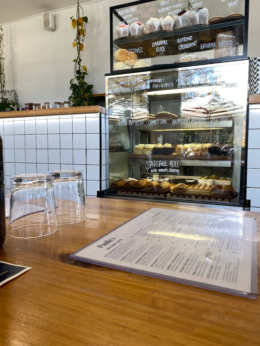 Vibe, Paulie's Corner Cafe