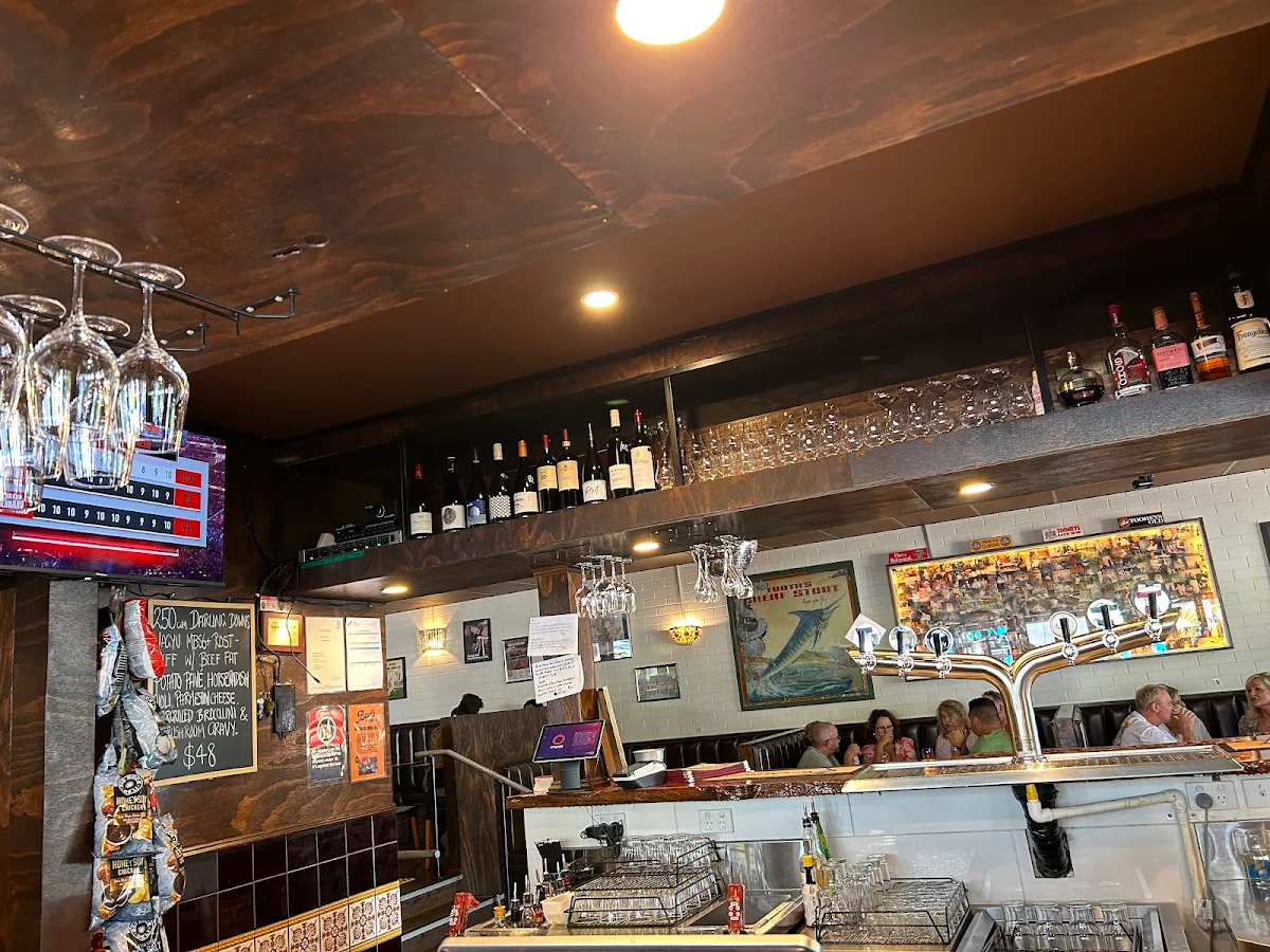 Vibe, Bud's Tavern