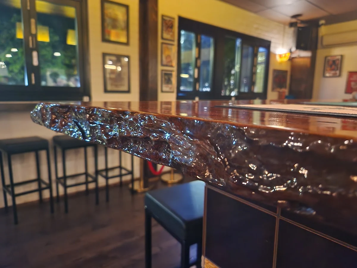 Vibe, Bud's Tavern
