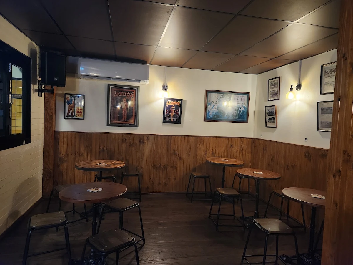 Vibe, Bud's Tavern