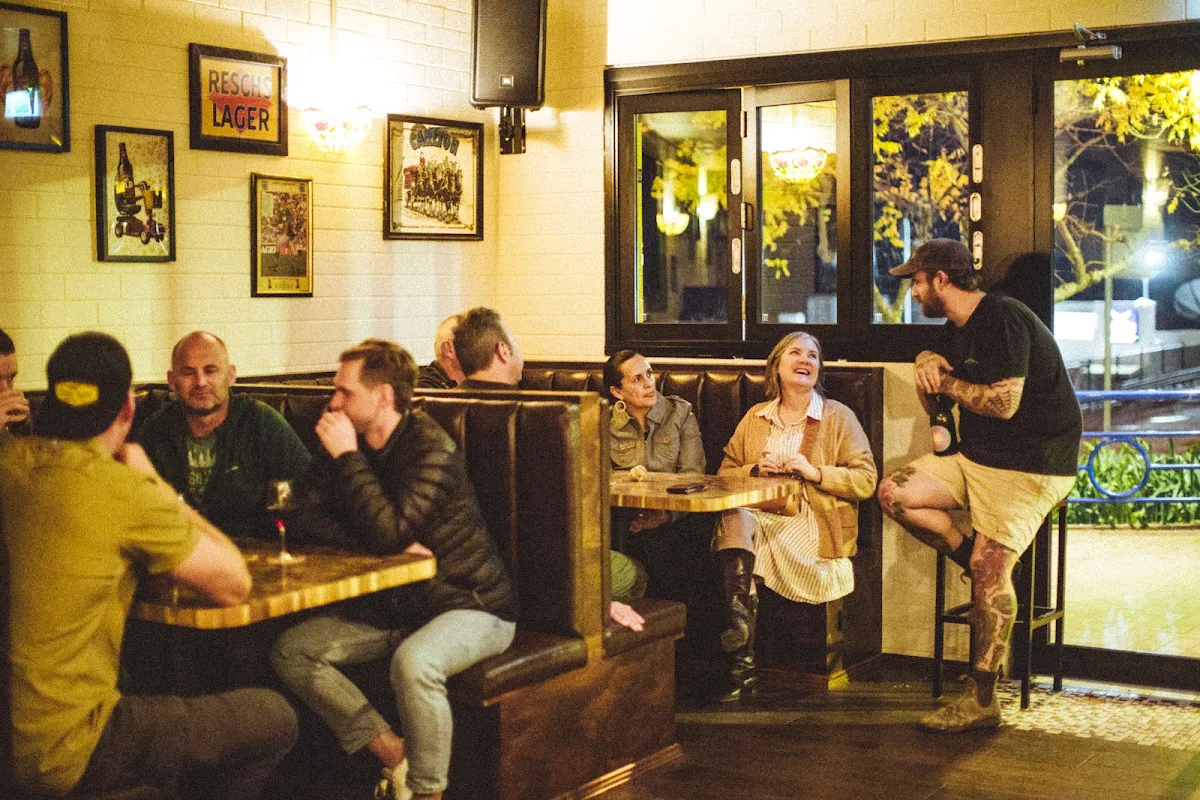 Vibe, Bud's Tavern