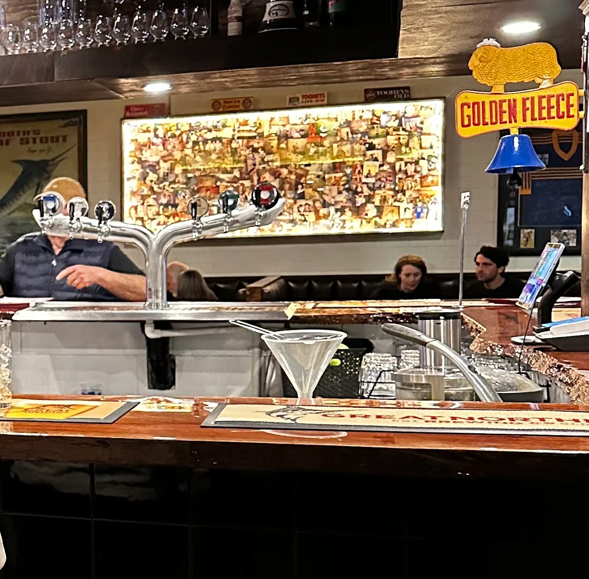 Vibe, Bud's Tavern
