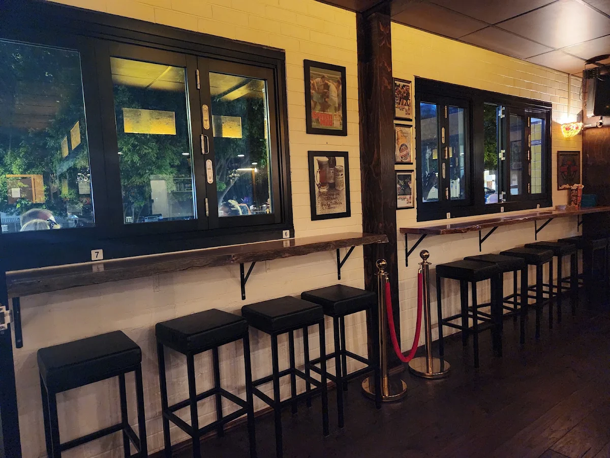 Vibe, Bud's Tavern