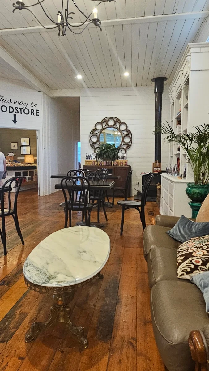 Vibe, Loch Village General Store