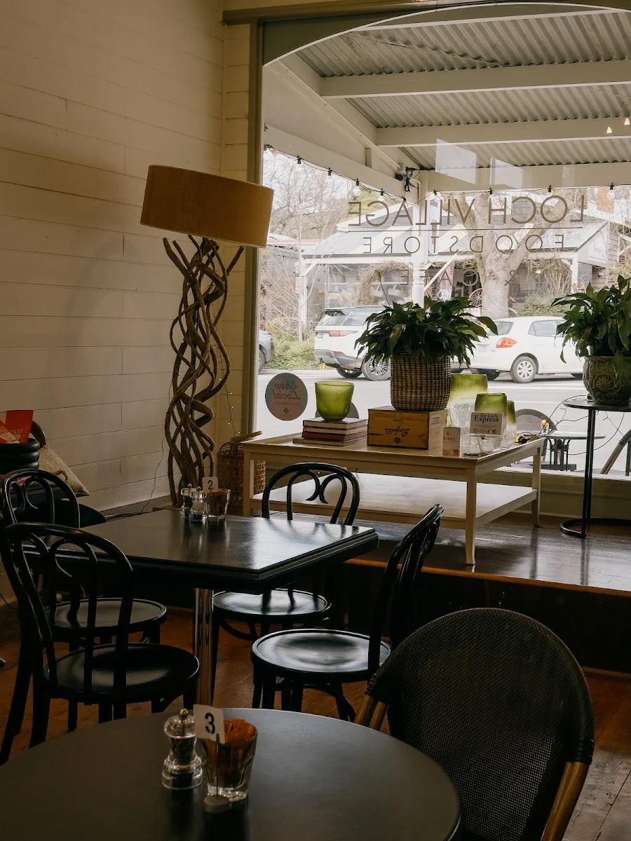 Vibe, Loch Village General Store