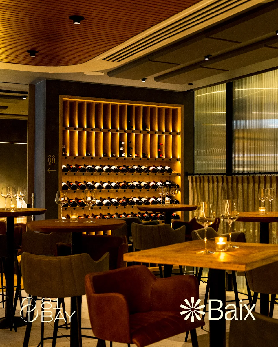 Vibe, 81 Bay | Baix
