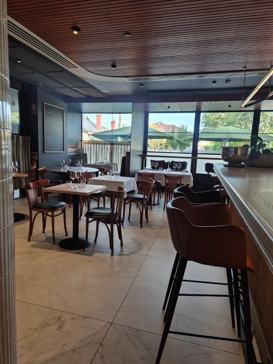 Vibe, 81 Bay | Baix