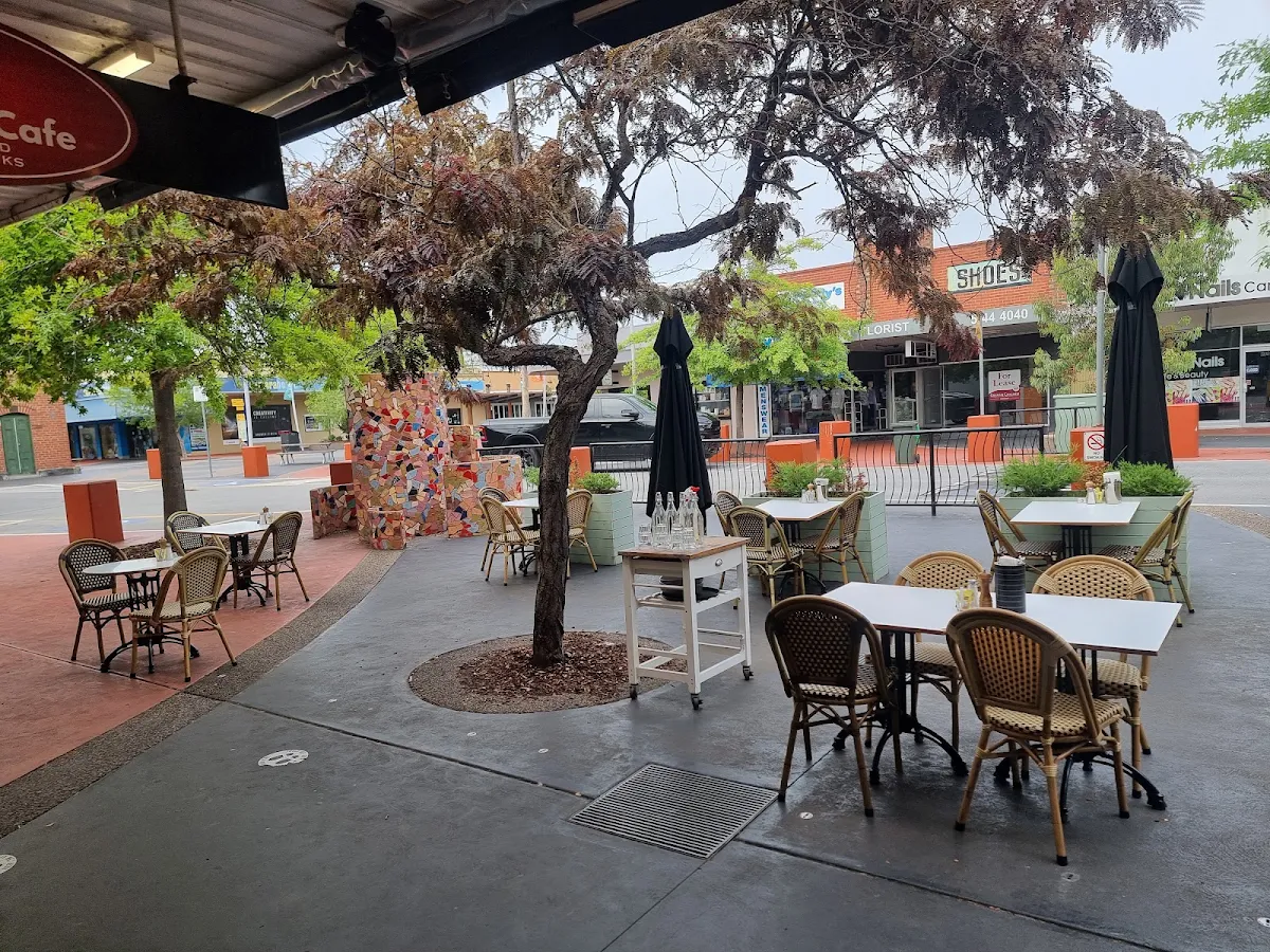 Vibe, Raymond Cafe
