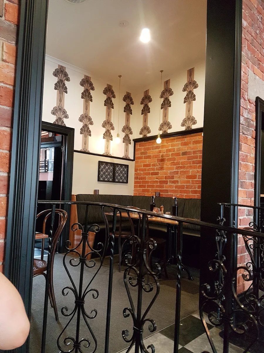 Vibe, Raymond Cafe