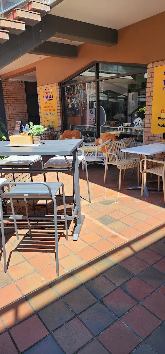 Vibe, Foxys Cafe