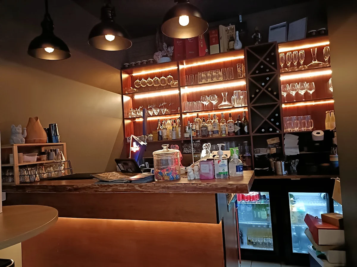 Vibe, Leo's Kitchen & Bar