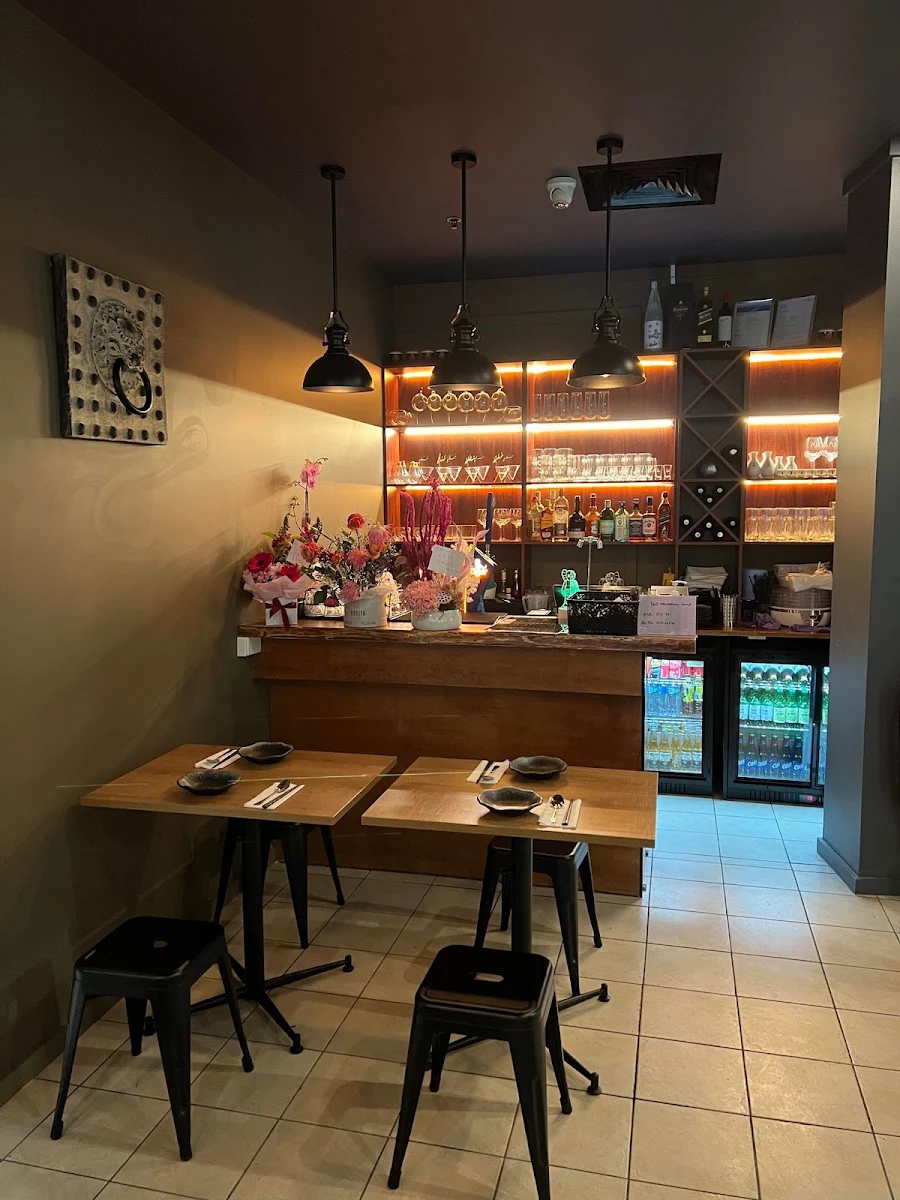 Vibe, Leo's Kitchen & Bar