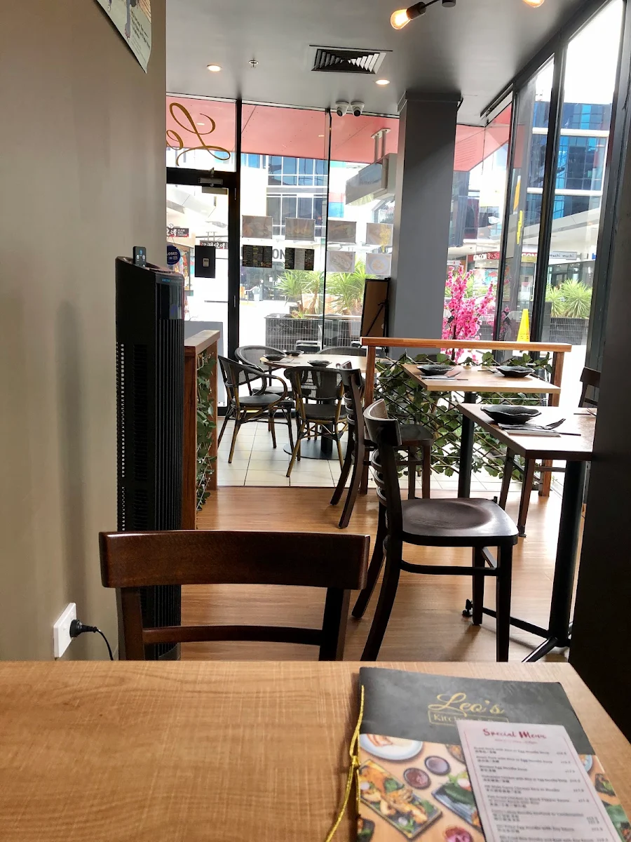 Vibe, Leo's Kitchen & Bar