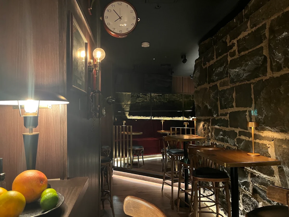 Vibe, Miss Gunn's Basement Bar