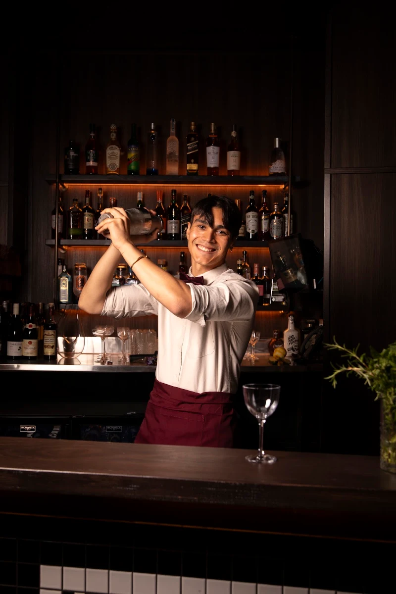 Vibe, Miss Gunn's Basement Bar