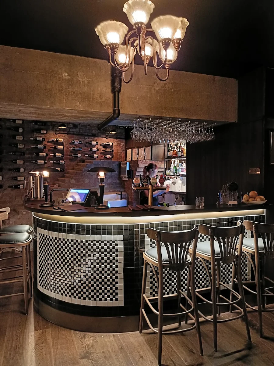 Vibe, Miss Gunn's Basement Bar