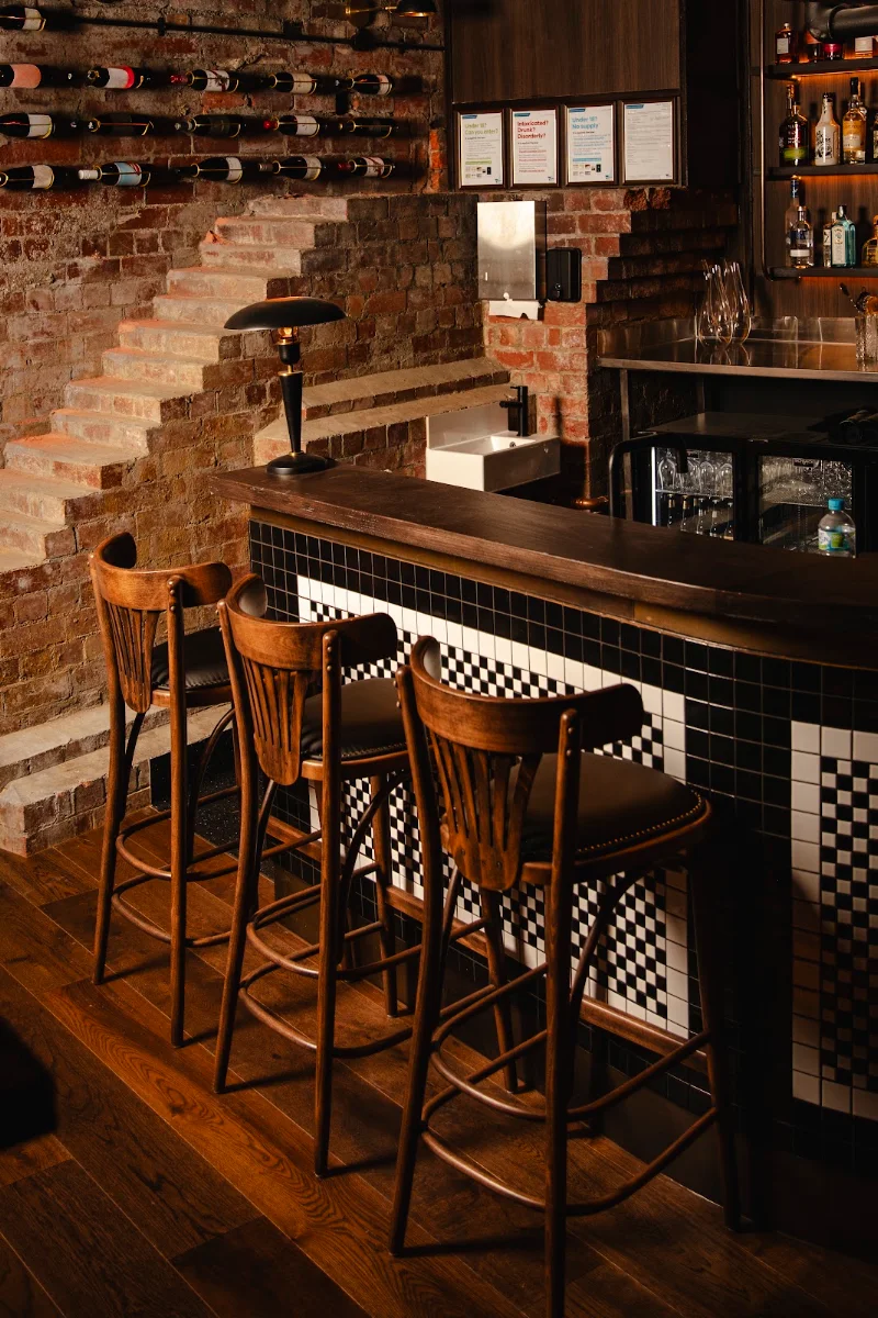 Vibe, Miss Gunn's Basement Bar