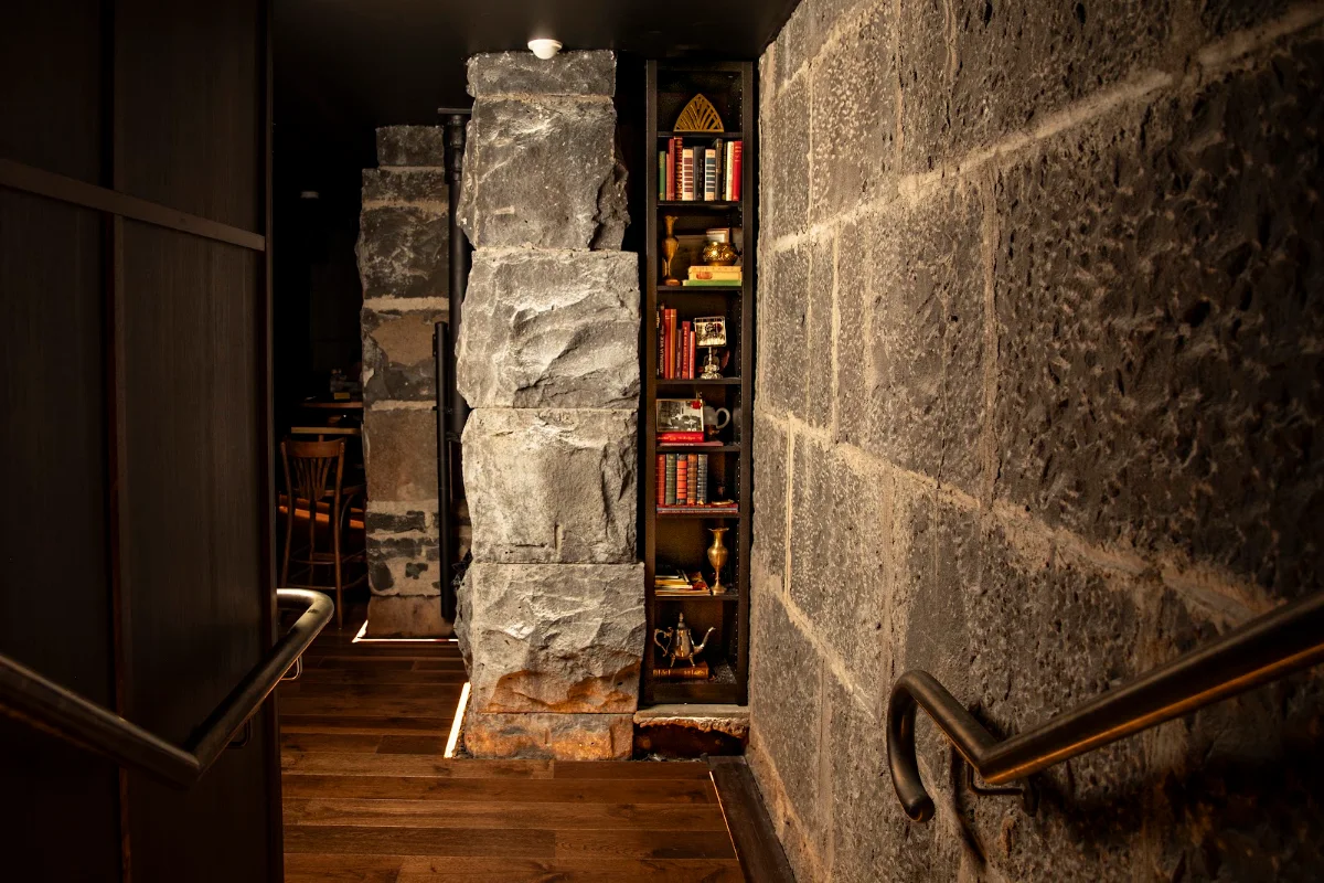 Vibe, Miss Gunn's Basement Bar