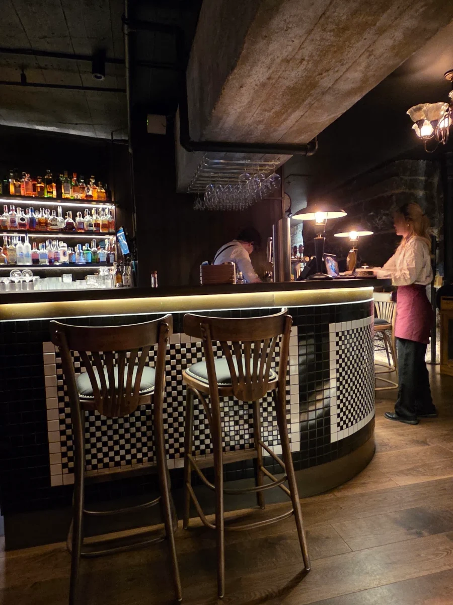 Vibe, Miss Gunn's Basement Bar