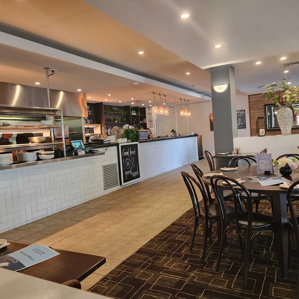 Vibe, Runaway Bay Tavern