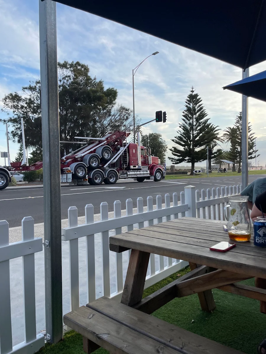 Vibe, The Servo Lakes Entrance