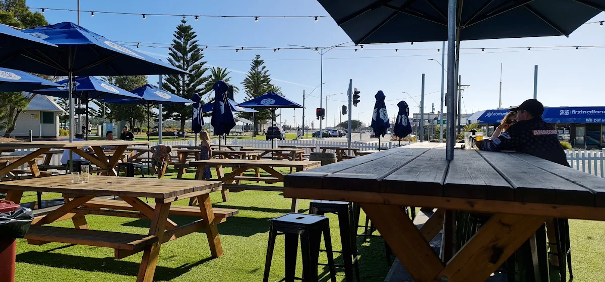 Vibe, The Servo Lakes Entrance