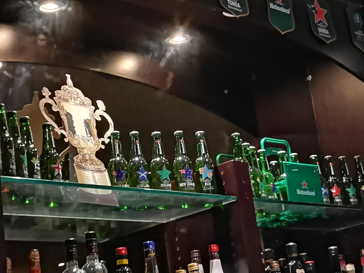 Vibe, Maloney's Hotel