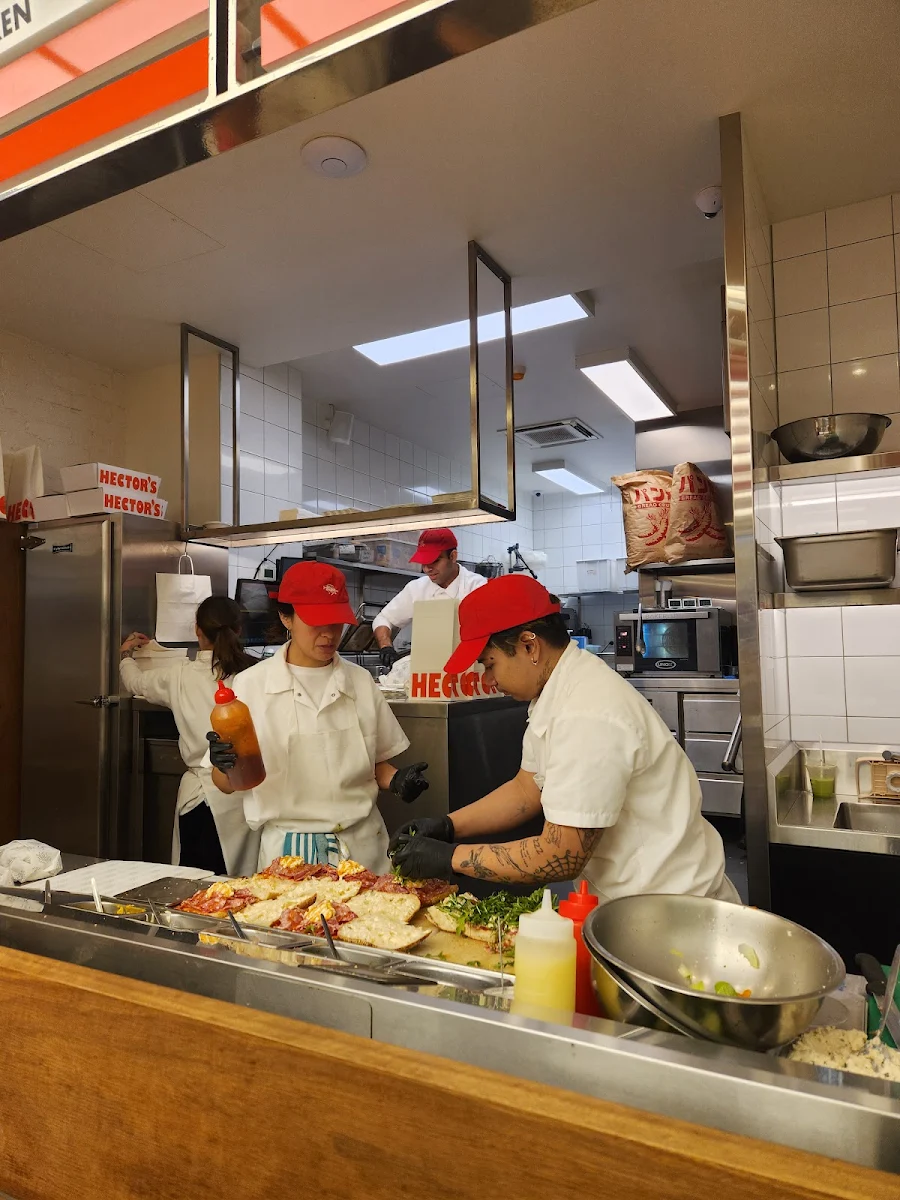 Vibe, Hector's Deli