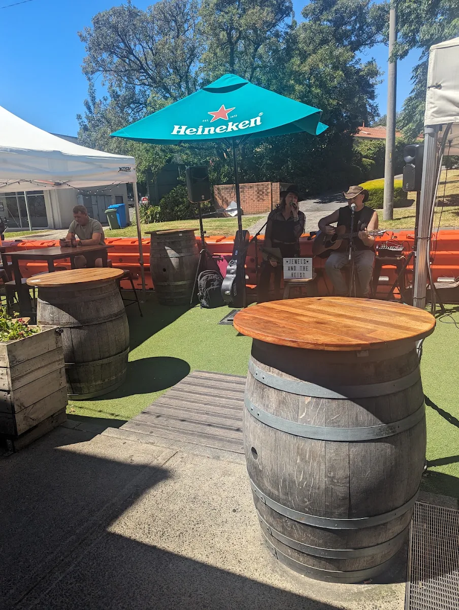 Vibe, 81 Bar & Grill