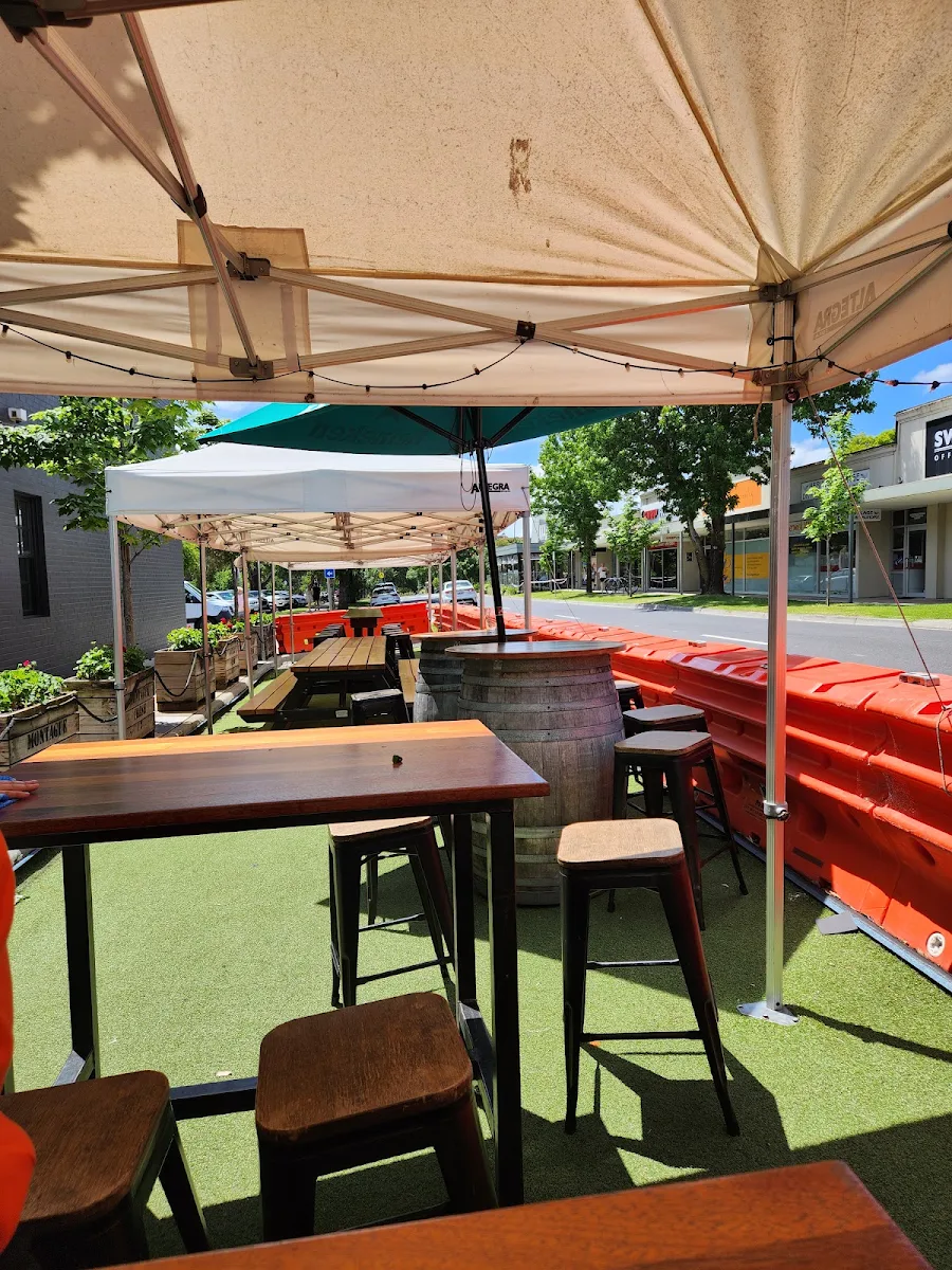 Vibe, 81 Bar & Grill