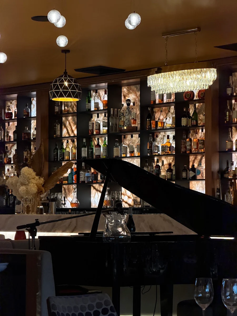 Vibe, Roberto's on Bennett