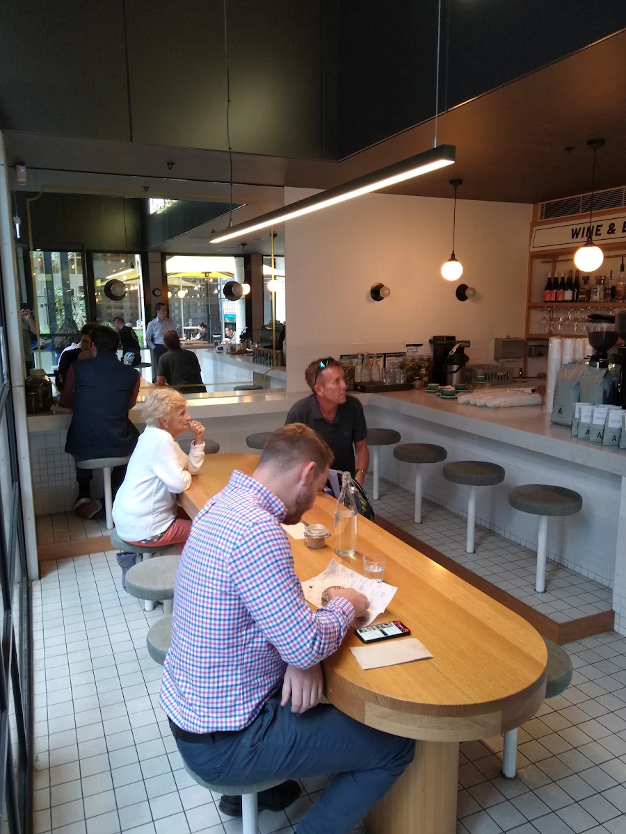 Vibe, Dagwood Deli