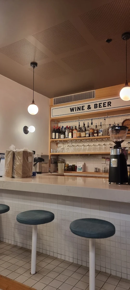 Vibe, Dagwood Deli