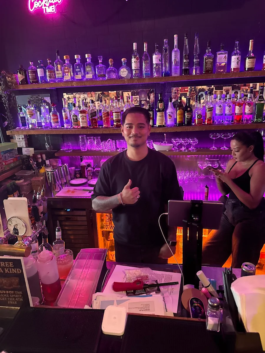 Vibe, Solace Bar