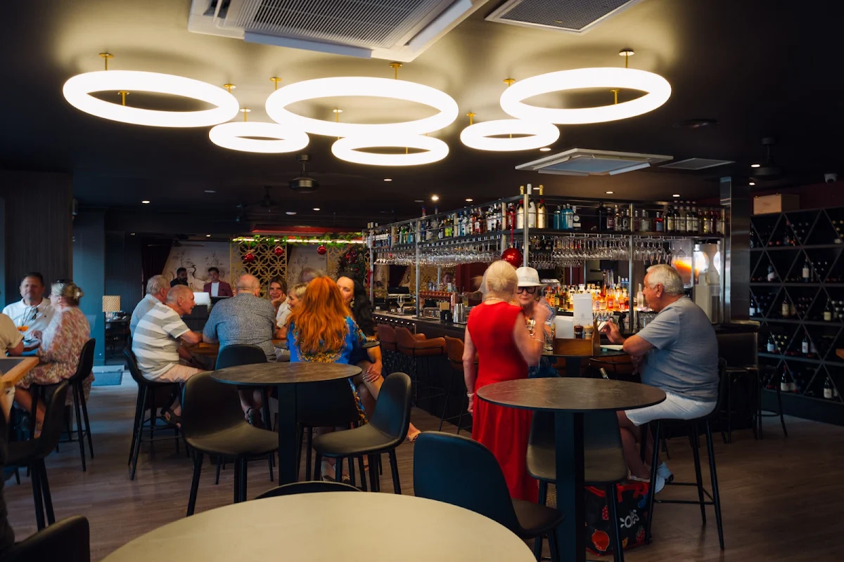 Vibe, Birdcage Dining Room & Garden Bar