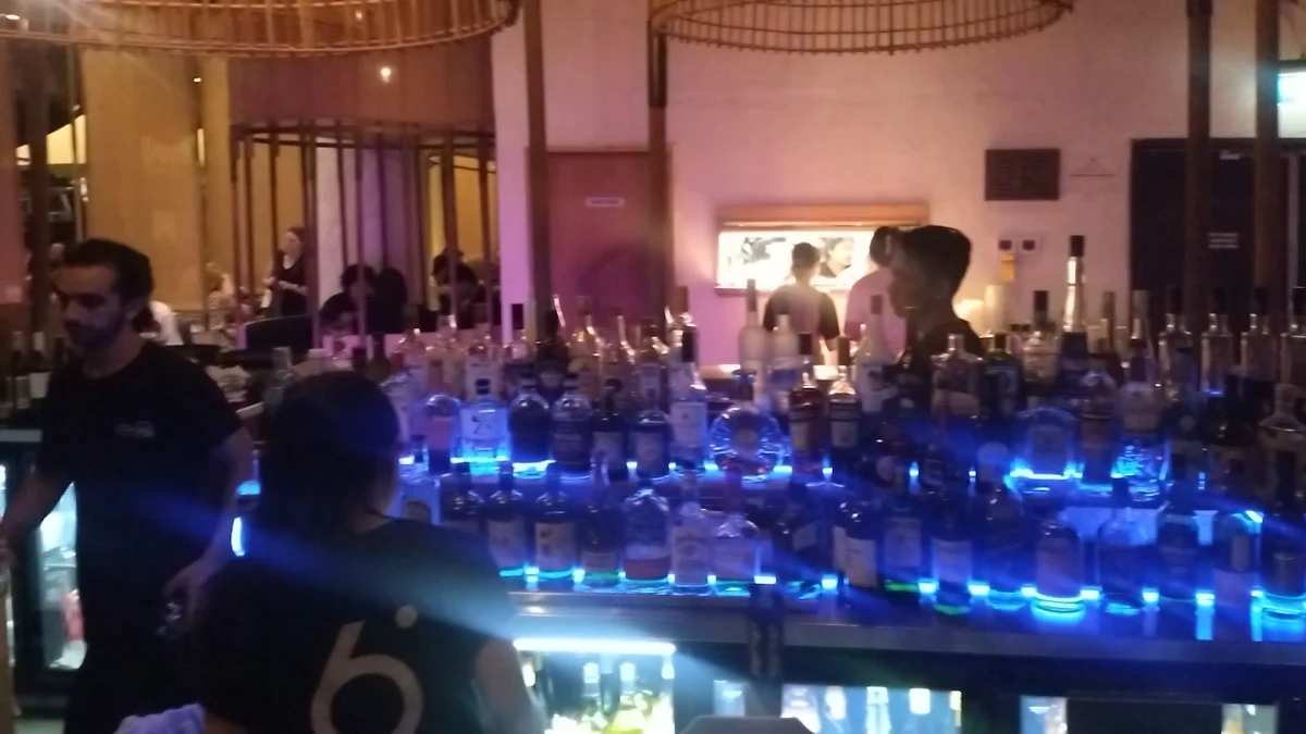 Vibe, 6 Degrees Bar